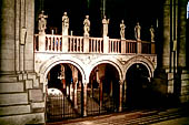 Verona, Cattedrale di San Zeno, la balaustra del presbiterio con statue del Cristo e Santi.